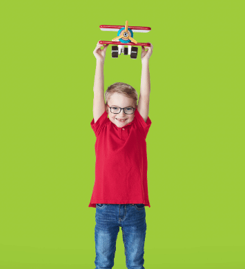 Enfant jouant avec un jouet en forme d'avion.